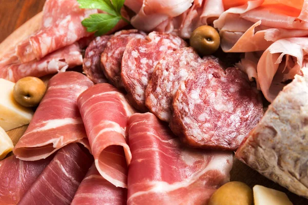 Φέτες Σαλάμι Χοιρινό Κρέας Και Ζαμπόν Ιταλική Κουζίνα — Φωτογραφία Αρχείου