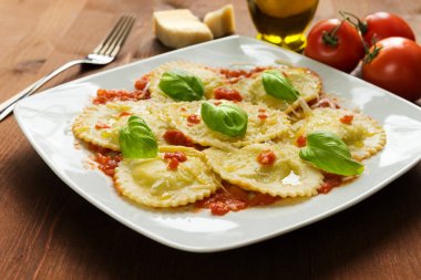 Domates sosu, fesleğen ve kahvaltilari mantı, tabak. İtalyan mutfağı 