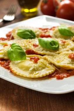 Domates sosu, fesleğen ve kahvaltilari mantı, tabak. İtalyan mutfağı 
