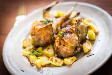 Kızarmış bıldırcın ve patates çanağı 