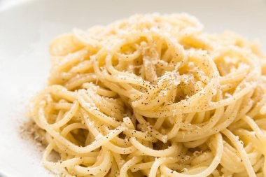 Çanak CF. Cacio e Pepe makarna, tipik İtalyan tarifi 
