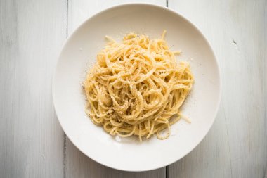 Çanak CF. Cacio e Pepe makarna, tipik İtalyan tarifi 