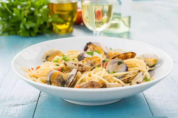 Блюдо Спагетти Моллюсками Петрушкой Средиземноморская Кухня — стоковое фото