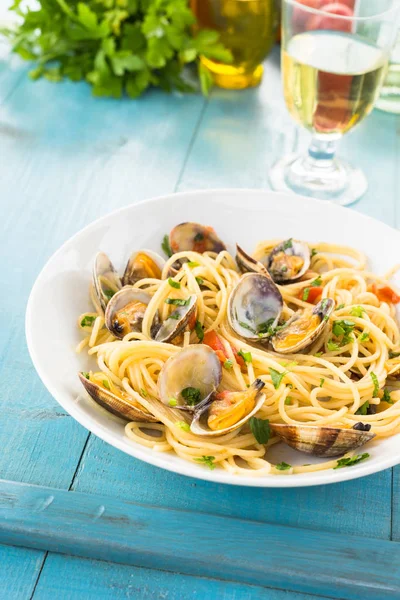 Plat Spaghettis Aux Palourdes Persil Cuisine Méditerranéenne — Photo