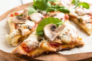 Dilim mantarlı Pizza
