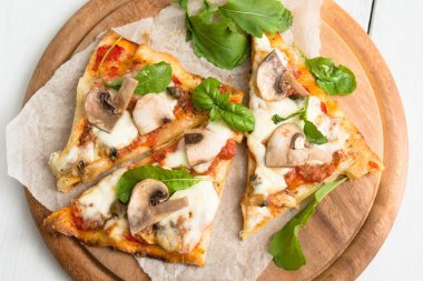 Dilim mantarlı Pizza