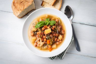 Sağlıklı karışık sebze çorbası. 