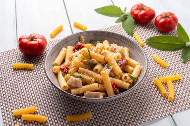 Tavuk ve peynirli İtalyan makarnası.