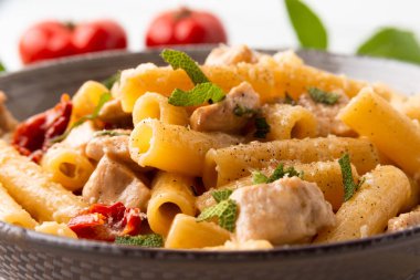 Tavuk ve peynirli İtalyan makarnası.