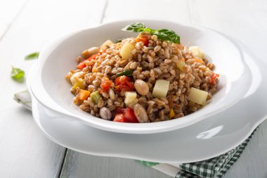 Çeşitli sebzelerle yazılmış salata.