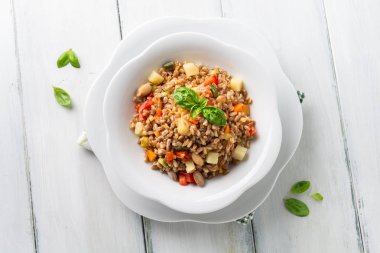 Çeşitli sebzelerle yazılmış salata.