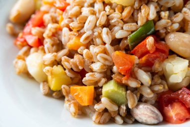 Çeşitli sebzelerle yazılmış salata.
