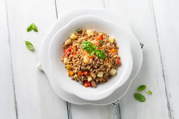 Çeşitli sebzelerle yazılmış salata.
