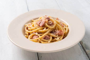 Bucatini alla Gricia, İtalyan makarnasının tipik tarifi. Guanciale ve pecorino ile birlikte. 