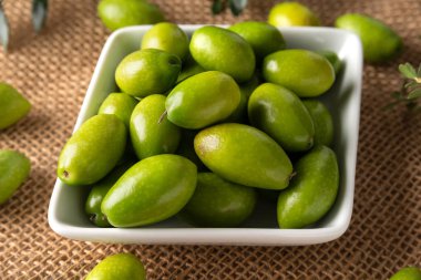 Taze İtalyan yeşil zeytinleri, İtalyan yemekleri. 