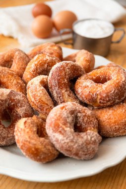 Zeppole, tipik tarçınlı İtalyan böreği.
