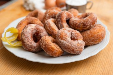 Zeppole, tipik tarçınlı İtalyan böreği.