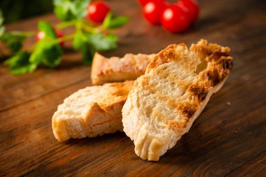 Ahşap bir masada kızarmış ekmek.