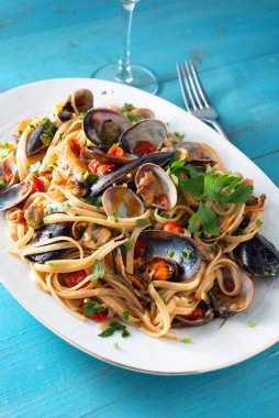 Bir tabak Linguine allo Scoglio, tipik deniz ürünleri soslu İtalyan makarnası. 