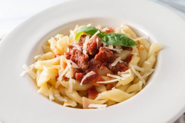 Lezzetli bolonez soslu trofie tabağı, İtalyan mutfağı. 