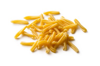 Beyaz arkaplanda çiğ makarna kasereccia izole 