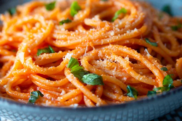 Plato Deliciosos Espaguetis Tomate Con Parmesano Albahaca Fresca — Foto de Stock