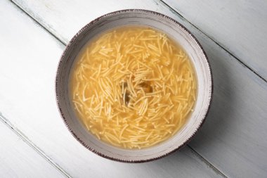 Yiyecekler. Et suyuna bulanmış lezzetli makarnayı yakın.