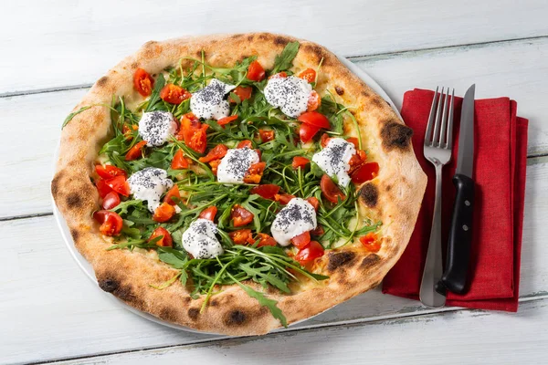 Pyszna Włoska Pizza Rakietą Świeżymi Pomidorami Burratą Makiem — Zdjęcie stockowe