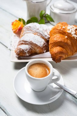 Bir fincan kremalı espresso ve kruvasan, İtalyan kahvaltısı.