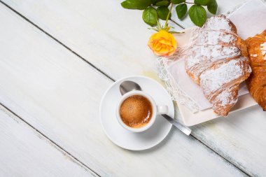 Bir fincan kremalı espresso ve kruvasan, İtalyan kahvaltısı.