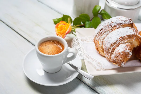 Чашка Кремового Експрессо Круассан Італійський Сніданок — стокове фото