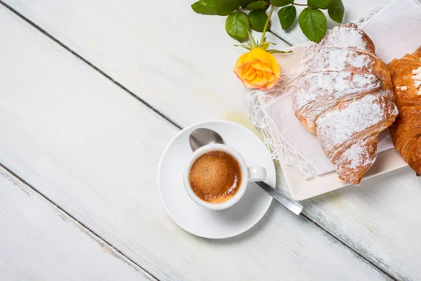 Чашка Сливочного Эспрессо Круассан Итальянский Завтрак — стоковое фото