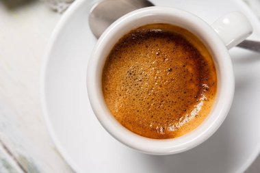 Bir fincan kremalı İtalyan espresso. 