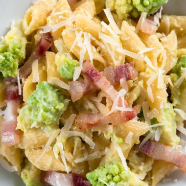Brokoli, guanciale ve pecorino soslu makarna, İtalyan mutfağı. 