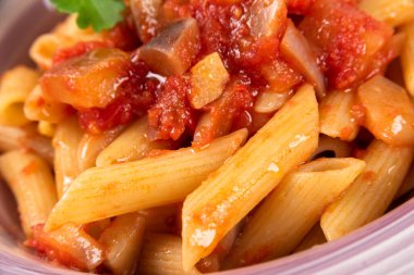 Lezzetli patlıcan soslu İtalyan makarnası.