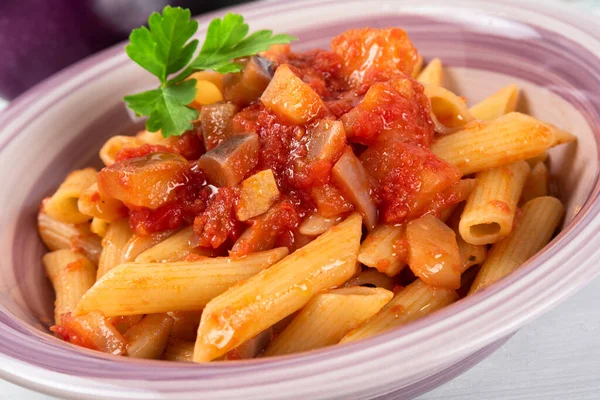 Prato Macarrão Italiano Com Delicioso Molho Berinjela — Fotografia de Stock