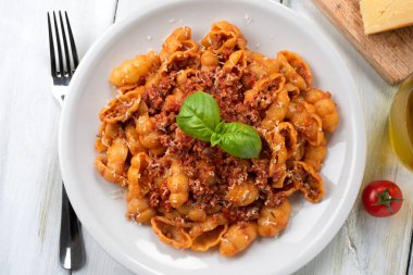 Bolonez ragu soslu İtalyan gnocchi makarnası, İtalyan mutfağı. 