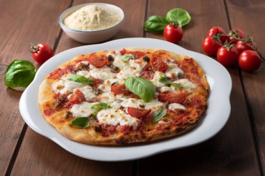 Kapari ve ançüezli nefis pizza Napoli, İtalyan mutfağı. 