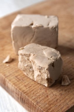 Kesme tahtasındaki taze bira mayası parçaları.