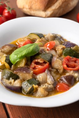 Lezzetli vejetaryen çorbası, kabak, patlıcan ve domates. 