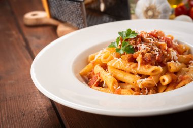 Bolonez soslu lezzetli makarna tabağı, İtalyan mutfağı. 