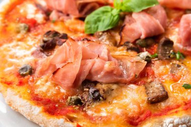 Jambonlu nefis İtalyan pizzası. 