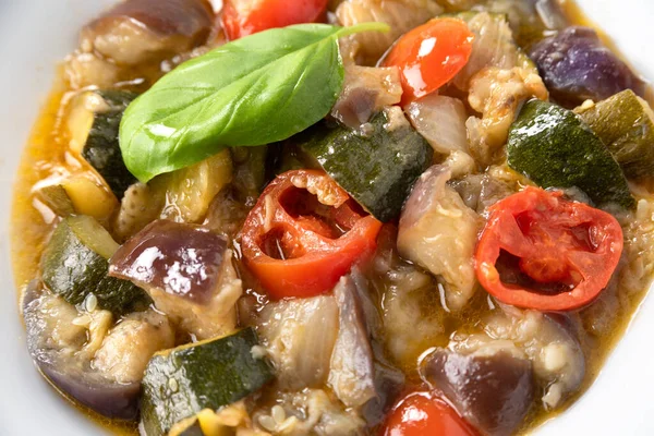 Sup Vegetarian Lezat Dengan Courgettes Terong Dan Tomat — Stok Foto