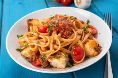 Lezzetli ton balığı soslu makarna, İtalyan mutfağı. 