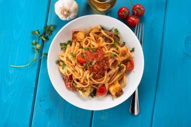 Lezzetli ton balığı soslu makarna, İtalyan mutfağı. 