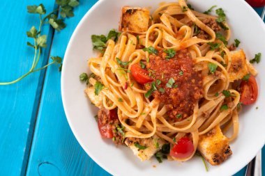 Lezzetli ton balığı soslu makarna, İtalyan mutfağı. 