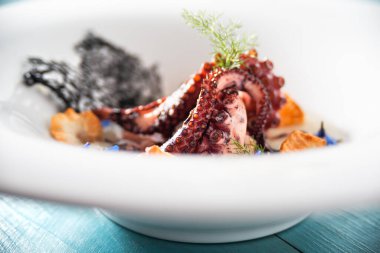 Kurutulmuş ahtapot tabağı ve top inambur cipsi.