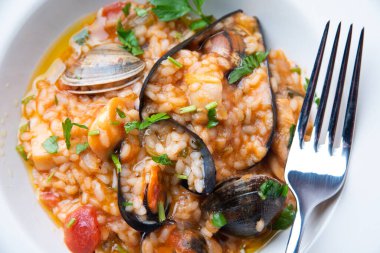 Risotto alla pescatora, tipik İtalyan pilavı ve deniz ürünleri. 