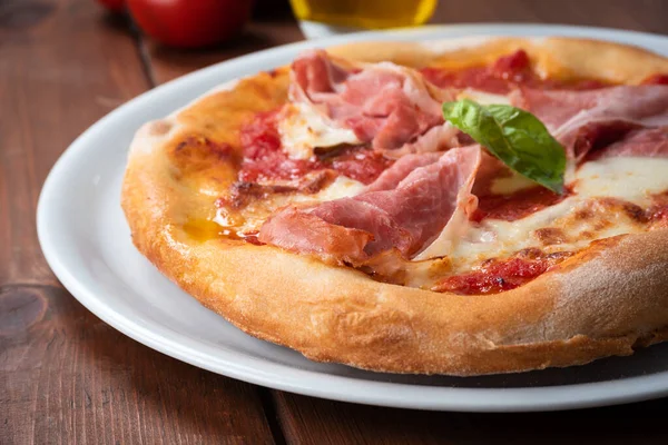 Pyszna Pizza Szynką Prosciutto Cotto Mozzarellą Sosem Pomidorowym — Zdjęcie stockowe