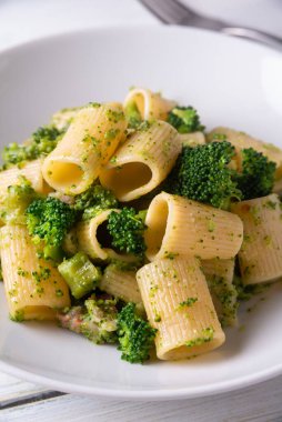 Lezzetli brokoli ve pastırmalı makarna, İtalyan mutfağı. 